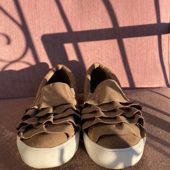 MIA sneakers! - Picture 4 of 9